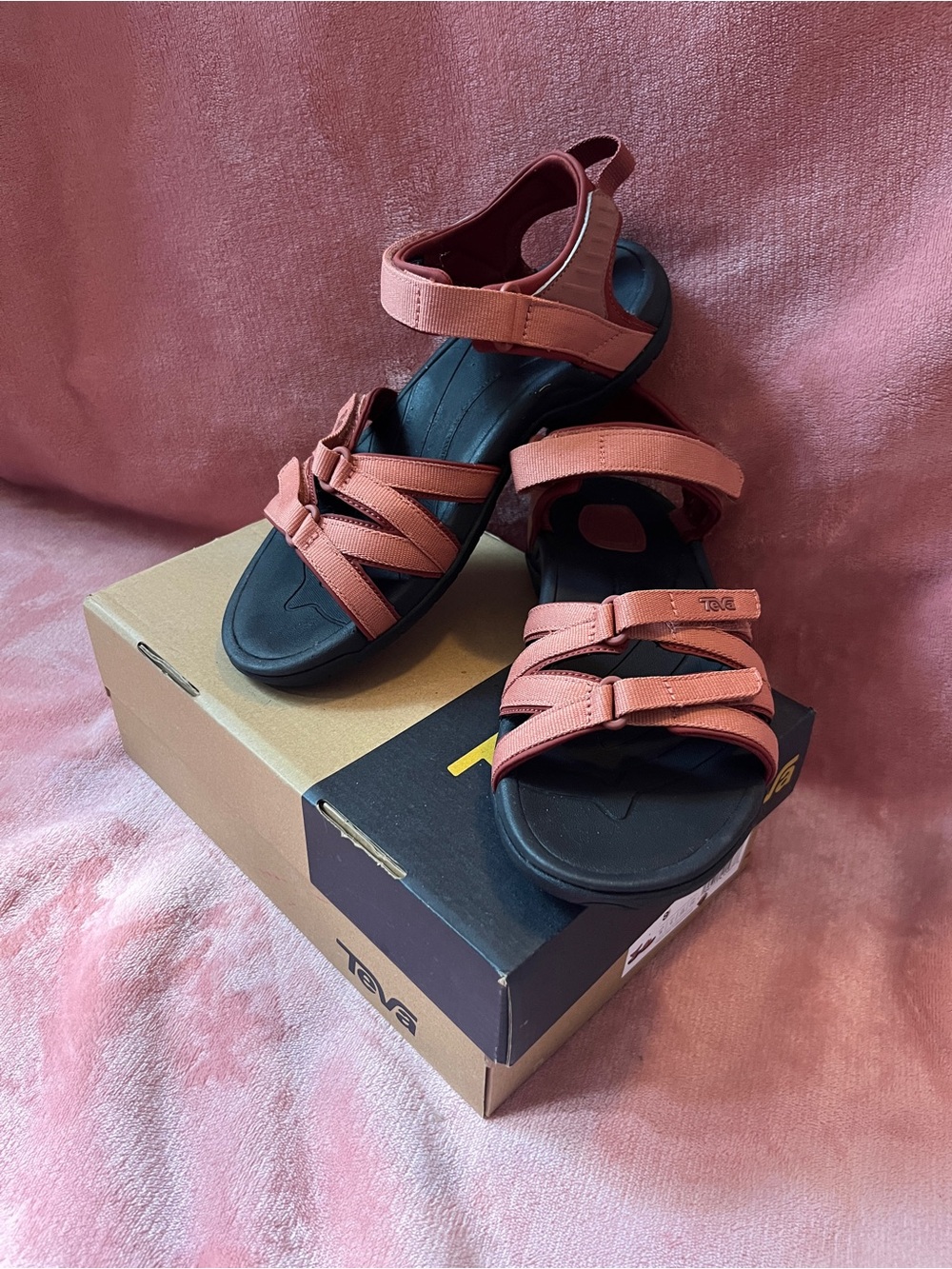 TEVA Tirra Women's 8 - NWB - terracotta